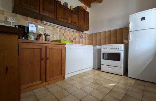 Pinols House | Charmant Gîte en Pierre avec 3 Chambres, Cour et Proximité Activités, Pinols - FR-1-582-252