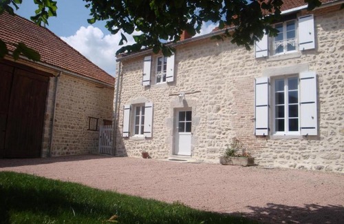 Saint-Priest-d'Andelot House | Charmante fermette rénovée avec WiFi, parking et animaux acceptés - FR-1-489-407