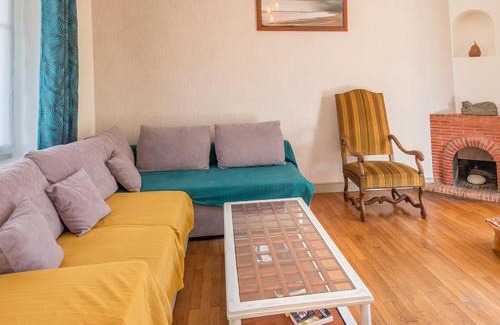 Hennebont House | Charmante maison 1930 centre Hennebont, déco actuelle, terrasse, jardin clos, 2 chambres, wifi inclus - FR-1-349-204