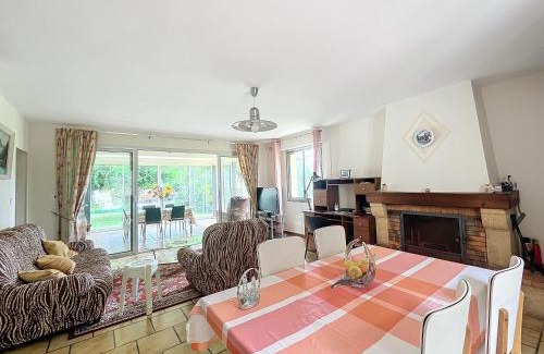 Bussac-Foret Apartment | Charmante maison avec jardin