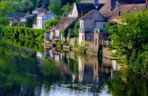 Herisson Apartment | Charmante maison du 15e siècle avec jardin, au cœur d'un village médiéval - FR-1-489-29