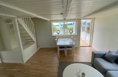 Kalmar Municipality House | Charmig, nyrenoverat och fullt utrustad stuga. Anpassad för hundar, nära till naturen och havet. Gångavstånd till golfbana.
