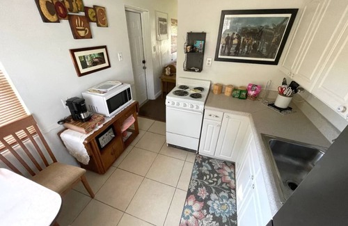 Historic Downtown Kissimmee House | Charming 1 bed/1 bath cottage - 700 s/f in a side by side duplex w/carport