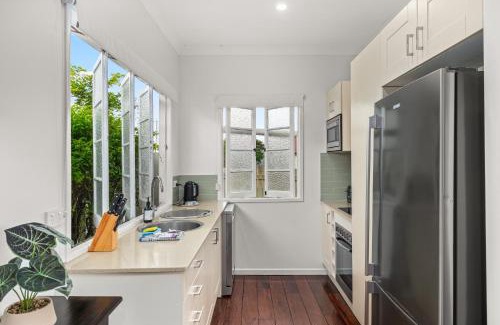 Bald Hills House | Charming 1-Bed Cottage with Garden Retreat