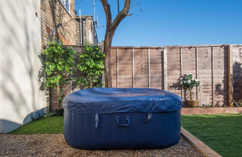 Cann Hall House | Charming 1-Bed House in London