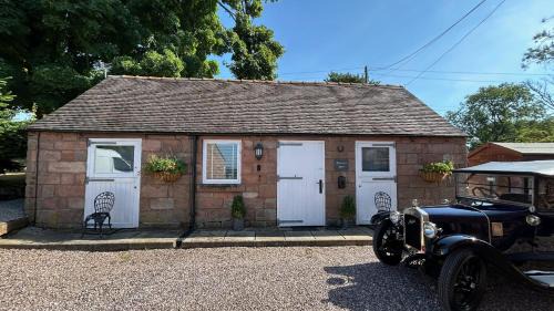 Cauldon Low House | Charming 1 Bed Peak District Cottage Barn Near Alton Towers, Polar Bears, Chatsworth House