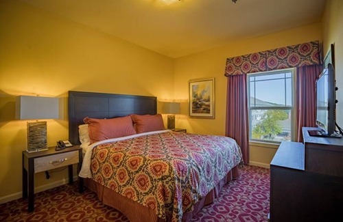 Pittsfield Resort | Charming 1 Bedroom - 4 Star Resort w/heated pool, gym, wi-fi, lot's more!