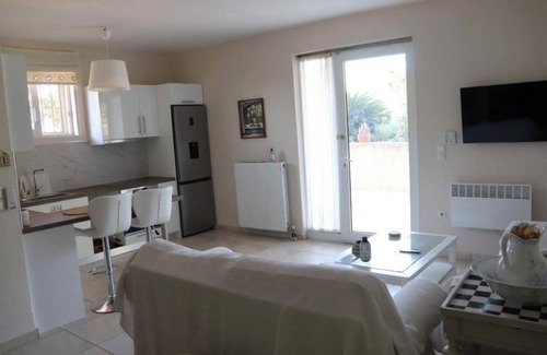Markopoulon Apartment | Charming 1-bedroom apartment with pool in a cottage in Markopoulo