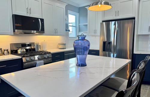 Ampere Apartment | Charming 1-bedroom apartment with WiFi, AC, Laundry & easy commute to NYC!
