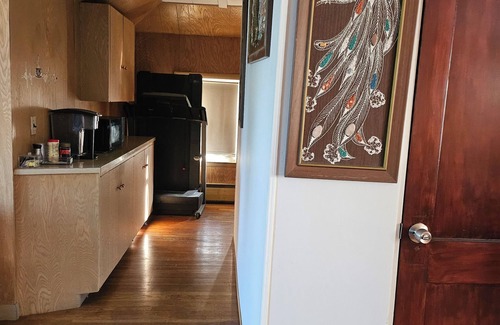 Lynn House | Charming 1-bedroom and bathroom in a house in delightful Lynn with WiFi, AC.