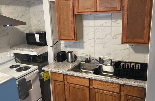 Airport Township Apartment | Charming 1-bedroom apartment in terrific Hazelwood with AC, WiFi