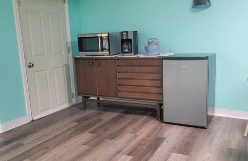 Lansdowne Apartment | Charming 1-Bedroom Basement Apartment with AC, WiFi in lovely Lansdowne
