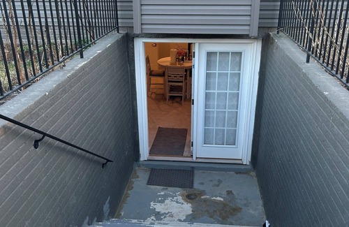 Aberdeen House | Charming 1-bedroom basement in enjoyable Aberdeen with WiFi, AC