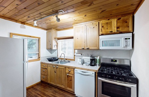 Cobb Condo | Charming 1 bedroom Cabin with King bed, Queen Sofa Sleeper, WIFI, Kitchen, Deck