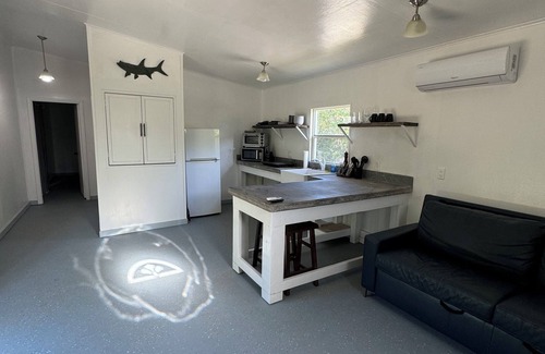 Plantation Island Cottage | Charming 1-bedroom cottage with AC and WiFi on a creek with private deck & dock.