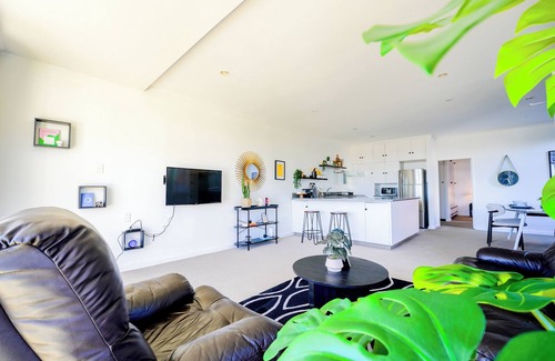 Orakei House | Charming 1-Bedroom Home in Prestigious Orakei