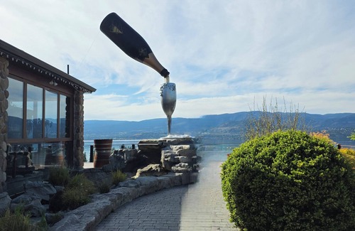 Crawford House | Charming 1-bedroom in a house with AC and WiFi in Kelowna 5 min to Okanagan Lake
