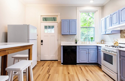 Old Louisville House | Charming 1-bedroom Unit, Beautiful Louisville with 1 Queen bed, 1 king pull out,