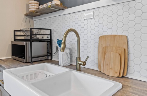 Milwaukee Apartment | Charming 1-bedroom upper apartment with WiFi near Wauwatosa, Wi