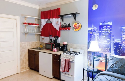 Spruce Hill Apartment | Charming 1-bedroom apartment with WiFi, AC in wonderful Philadelphia