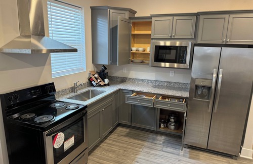 Waldorf House | Charming 1-bedroom house in White Plains with AC, fitness room, WiFi