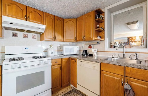 Cherry Hill House | Charming 1-bed/bath in a house Near PATCO TRAIN station ASHLAND, Cherry Hill, NJ