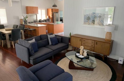 Annerley House | Charming 1920's 4Br freestanding Plantation Qldr.