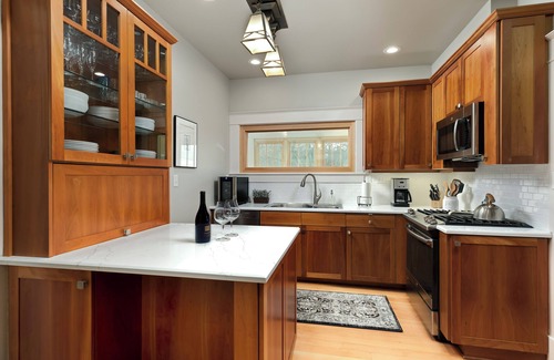 Newberg House | Charming 19th century craftsman designed for mid-sized groups.