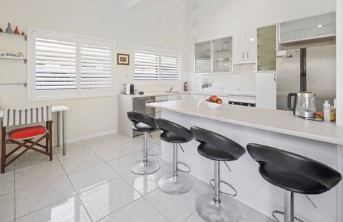 Buddina Apartment | Charming 1BR beachside retreat, steps from dog beach.