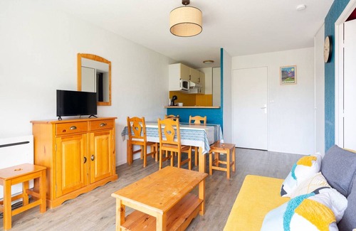 Germ Apartment | Charming 1BR+Cabin Apt for 6, Steps to Ski Lifts, Free Parking