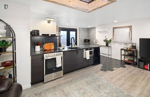 Platt Park Cottage | Charming 1BR carriage house walking to S Pearl St, Denver - WiFi, AC, Kitchen