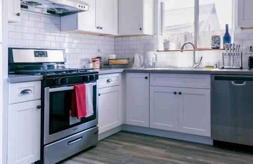 Alhambra House | Charming 1BR Farmhouse + Near DTLA #TravelSGV