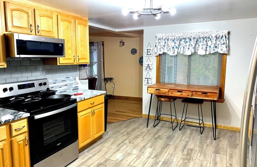 Champion House | CHARMING 2-BDR HOUSE MINUTES FROM LAKE MICHIGAMME! RENOVATED, CLEAN, WITH A/C!