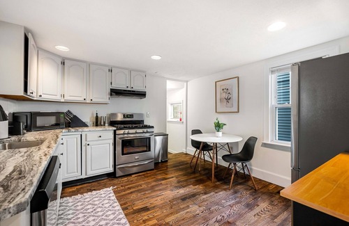 Salem Apartment | Charming 2-Bed Apt Free Parking King Bed 1 Mile to Downtown Salem!