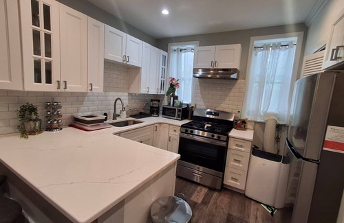 Communipaw Apartment | Charming 2-bed Apt.Short Walk to Liberty State Park and Train! 20 Min to NYC