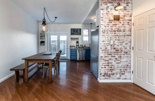St. Charles House | Charming 2-Bed Brownstone in The Heart of New Town