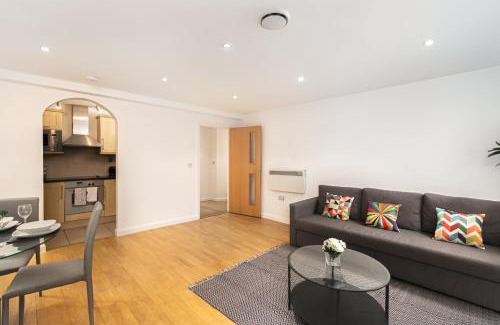 Oakleigh Apartment | Charming 2 bed house in New Barnet with Balcony & Parking