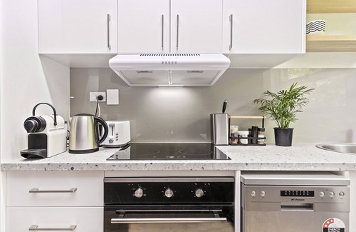 Taringa Apartment | Charming 2-Bed Near River & City of Brisbane