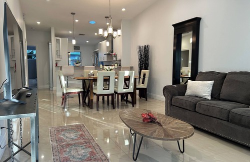 Deerfield Beach House | Charming 2-bedroom house with gorgeous patio garden