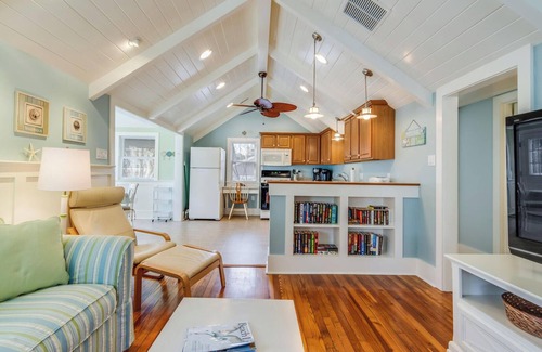 Country Club Estates Apartment | Charming 2-Bedroom Garage Apartment w/Deck, Shared Laundry & Outdoor Shower