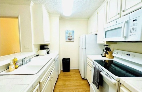 Marina Peninsula Apartment | Charming 2-bedroom apartment with WiFi in fabulous Marina del Rey