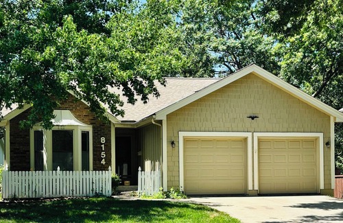 Lenexa Cottage | Charming 2-bedroom 2-bath cottage with AC, WiFi in fabulous Lenexa