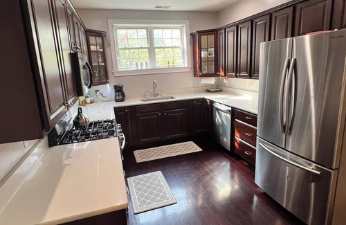 Cincinnati House | Charming 2-bedroom 2 1/2 bath House with WiFi and AC in fabulous Cincinnati
