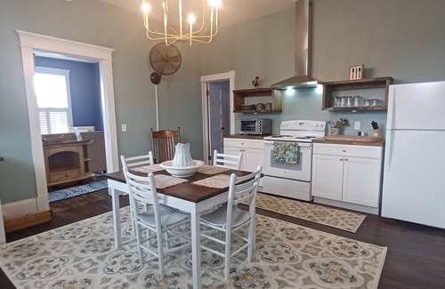Petersburg Cottage | Charming 2-bedroom apartment in quiet downtown neighborhood in Petersburg