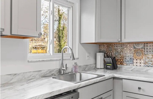 Brentwood Apartment | Charming 2-bedroom apartment with AC, WiFi in brilliant Pittsburgh