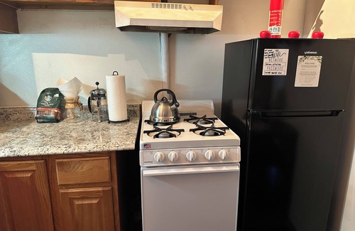Union City Apartment | Charming 2-bedroom apartment with full kitchen 10-15 mins from NYC Times Sq.