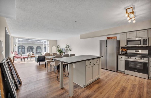 Ohio City Apartment | Charming 2-bedroom apartment, City-Life, Free Parking, 24/7 Hour Gym