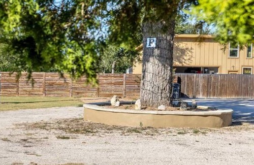 Garfield Apartment | Charming 2-bedroom apartment with WiFi, AC in awesome Del Valle 3 parking lot