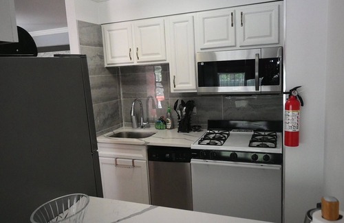 East New York Apartment | Charming 2-bedroom apartment in Brooklyn. Close to Gateway Mall & 10 min to JFK.