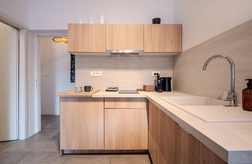 Njivice Apartment | Charming 2-bedroom apartment with garden And jacuzzi